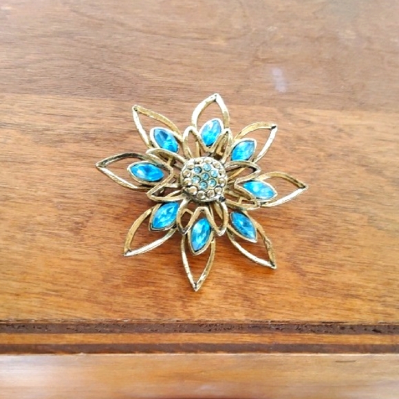 vintage ice blue nevette Jewelry - Stunning Gold and Blue Floral Brooch